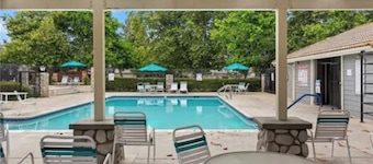 Charming full studio in Ontario with AC