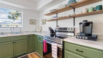 Tina con regadera, amenidades de baño gratuitas, toallas, jabón