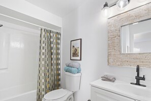 Bañera con ducha, artículos de tocador gratuitos, toallas, jabón