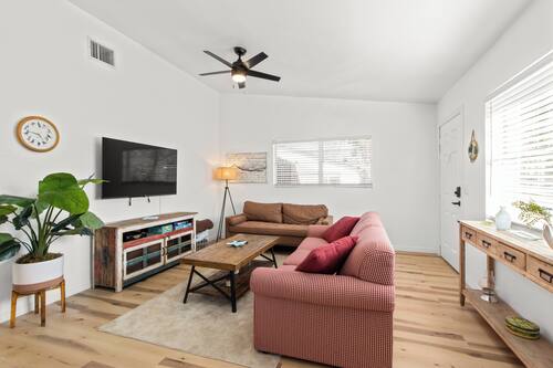 Huis, 2 slaapkamers | Woonruimte | Een 50-inch smart-tv met digitale zenders en streamingdiensten