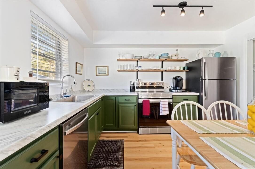 House, 2 Bedrooms | Private kitchen | Full-sized fridge, microwave, oven, stovetop