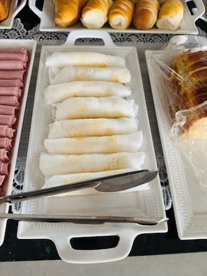 Café da manhã com buffet grátis todos os dias