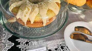 Café da manhã com buffet grátis todos os dias