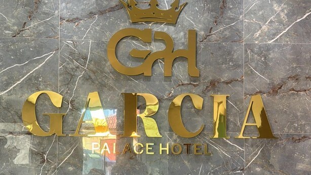 A marble wall with the text "GARÇIA PLACE HOTEL" and a crown symbol above the name. - Garcia Palace Hotel (Marabá)