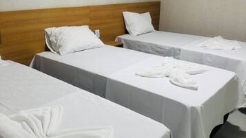 Quarto triplo luxo, 3 camas de solteiro | Opções para refeição no quarto