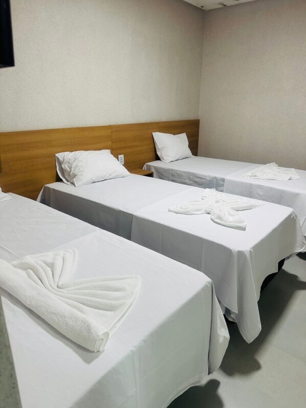 Deluxe driepersoonskamer, 3 eenpersoonsbedden | Dineren in de kamer