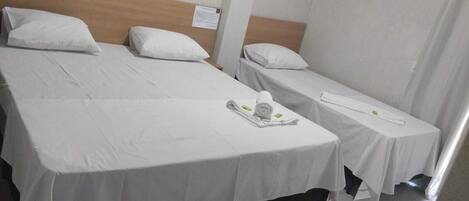 Deluxe Twin Room | Desk, laptop workspace, free WiFi