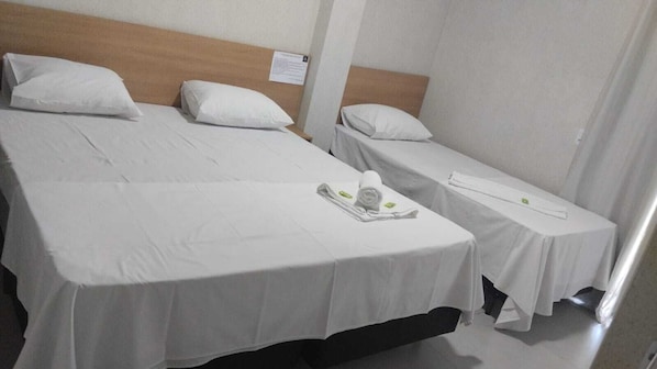 Kahden hengen deluxe-huone (kaksi sänkyä) | Työpöytä, kannettavalle tietokoneelle sopiva työtila, ilmainen Wi-Fi