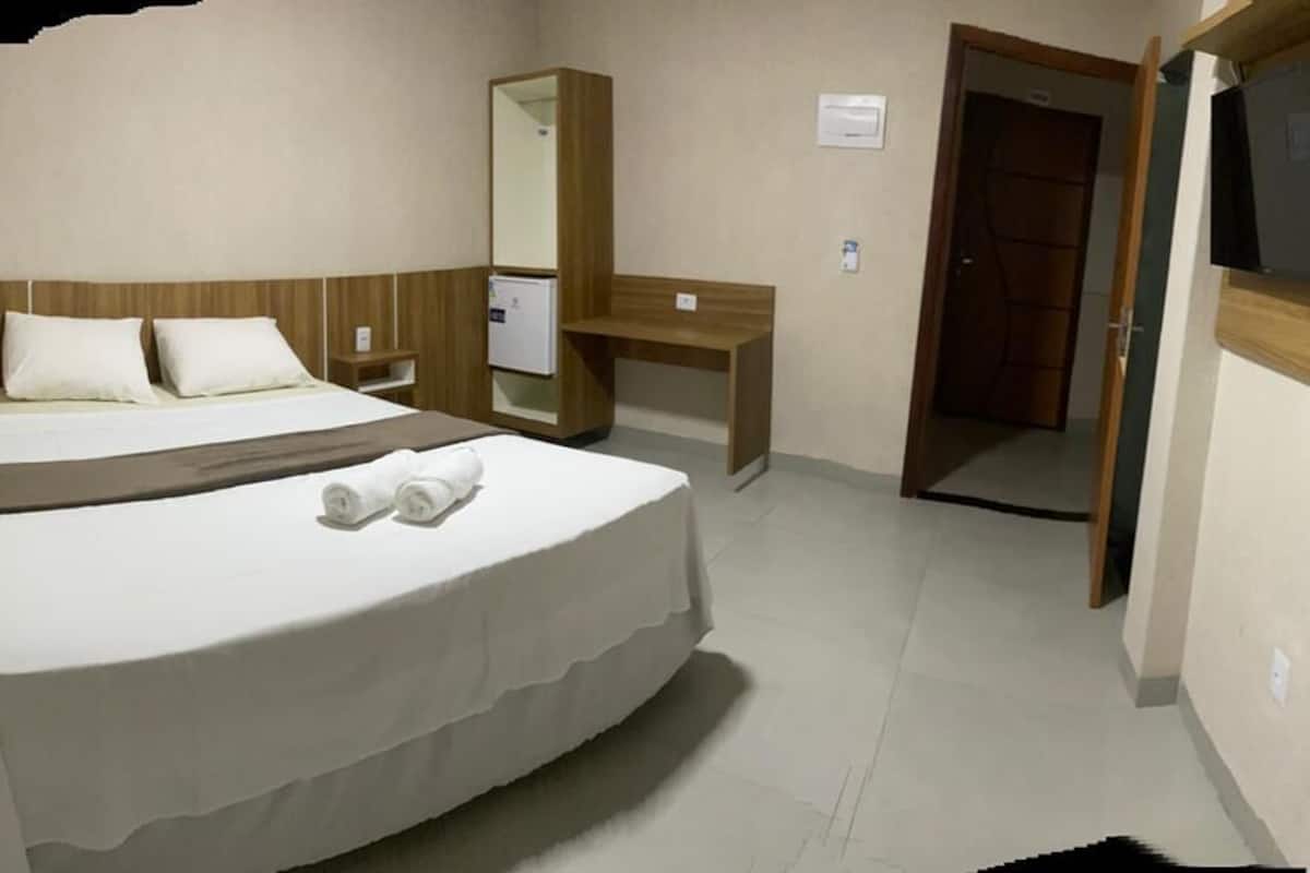 Deluxe-Zimmer, 1 Doppelbett | Schreibtisch, laptopgeeigneter Arbeitsplatz, kostenloses WLAN