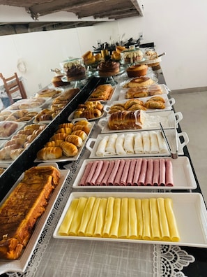 بوفيه فطور مجانًا يوميًا