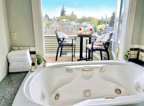 Elegant 7BR/4BA Queen Anne Home, Space Needle