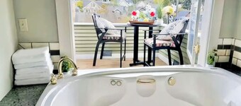 Elegant 7BR/4BA Queen Anne Home, Space Needle