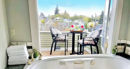 Elegant 7BR/4BA Queen Anne Home, Space Needle