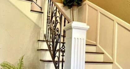 Elegant 7BR/4BA Queen Anne Home, Space Needle