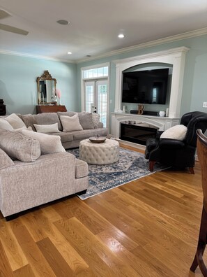 Fernseher, Kamin, Drucker