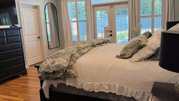 2 bedrooms, desk, iron/ironing board, WiFi