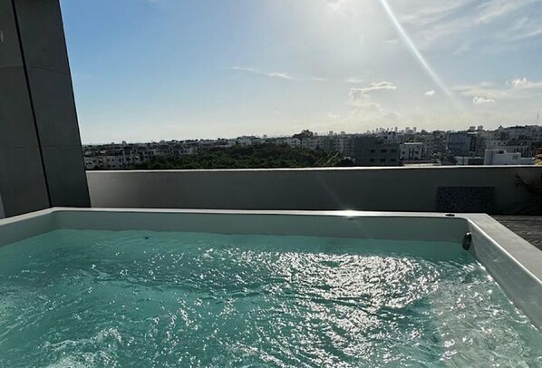 Una piscina en la azotea con vistas despejadas del paisaje urbano.