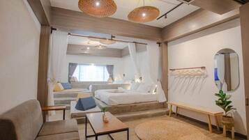 Habitació doble o amb dos llits individuals júnior, vistes a la ciutat | Escriptori, cortines opaques, wifi gratuïta i roba de llit