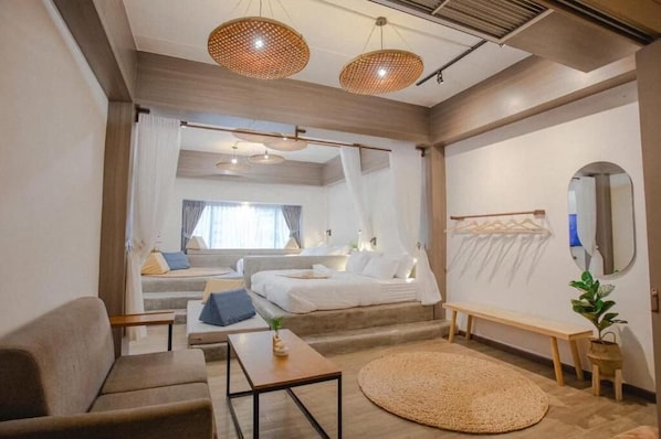 Habitación junior con 1 cama doble o 2 individuales, vistas a la ciudad | Escritorio, cortinas opacas, wifi gratis y ropa de cama