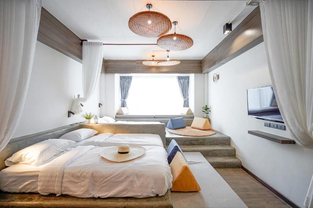 Desk, blackout drapes, free WiFi, bed sheets