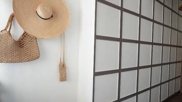 Habitació doble o amb dos llits individuals júnior, vistes a la ciutat | Escriptori, cortines opaques, wifi gratuïta i roba de llit