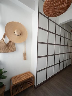 Habitación junior con 1 cama doble o 2 individuales, vistas a la ciudad | Escritorio, cortinas opacas, wifi gratis y ropa de cama