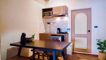 Habitació doble o amb dos llits individuals júnior, vistes a la ciutat | Zona de menjador de l'habitació