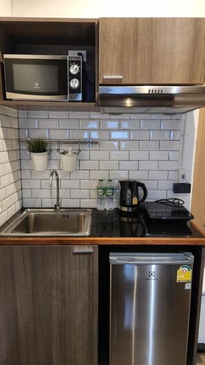 Habitación junior con 1 cama matrimonial o 2 individuales, vista a la ciudad | Cocina privada | Refrigerador y microondas 