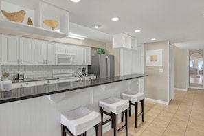 Een koelkast, een magnetron, een oven, een kookplaat