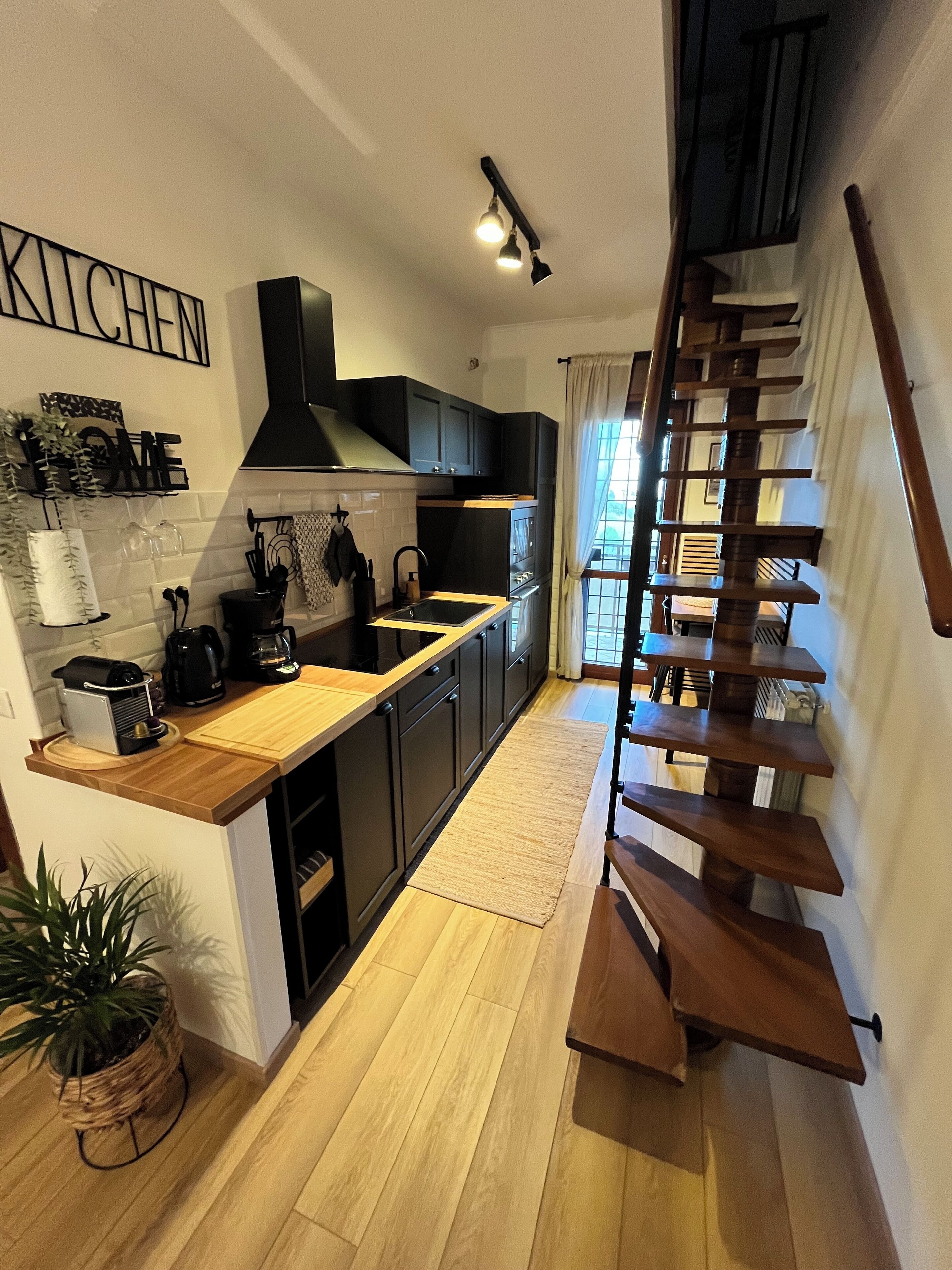 Frigorifero, microonde, forno, piano cottura