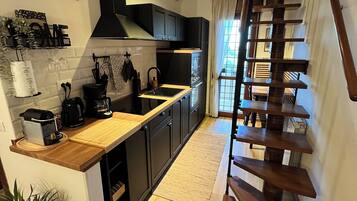 Réfrigérateur, micro-ondes, four, plaque de cuisson