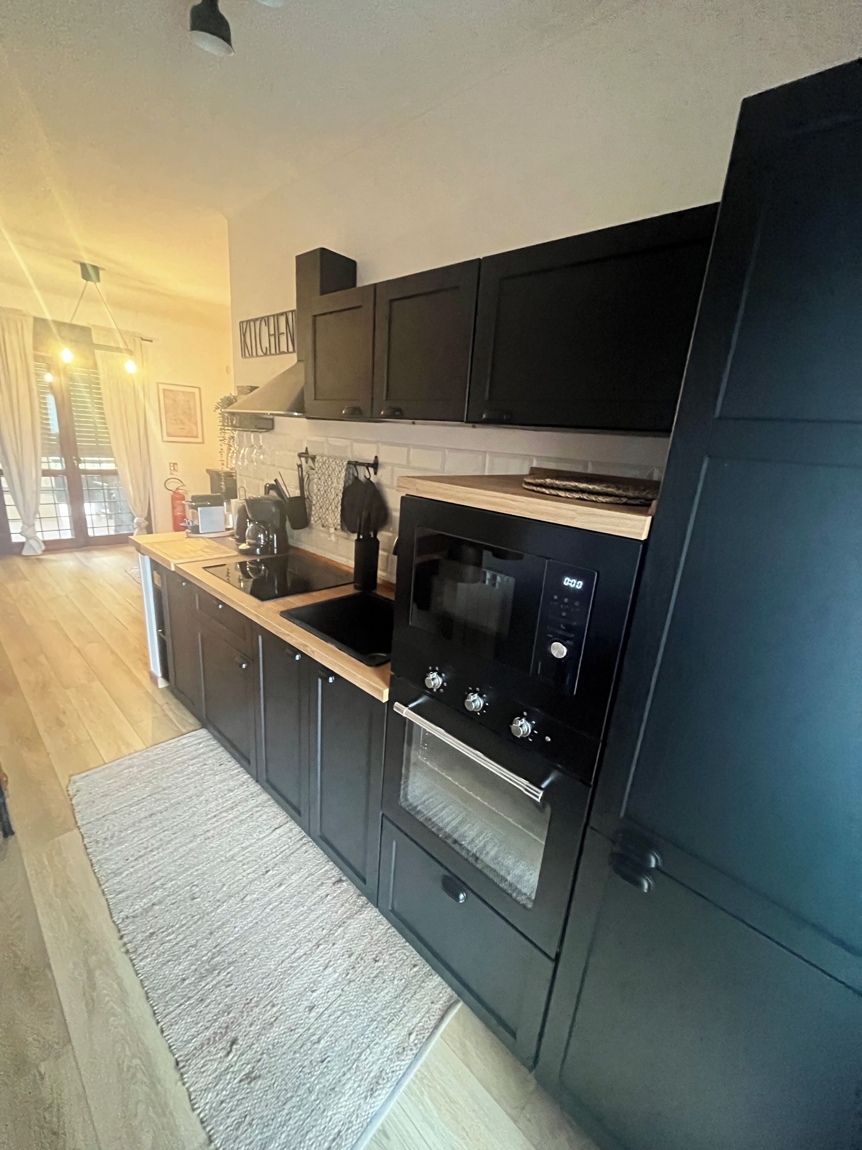 Frigorifero, microonde, forno, piano cottura