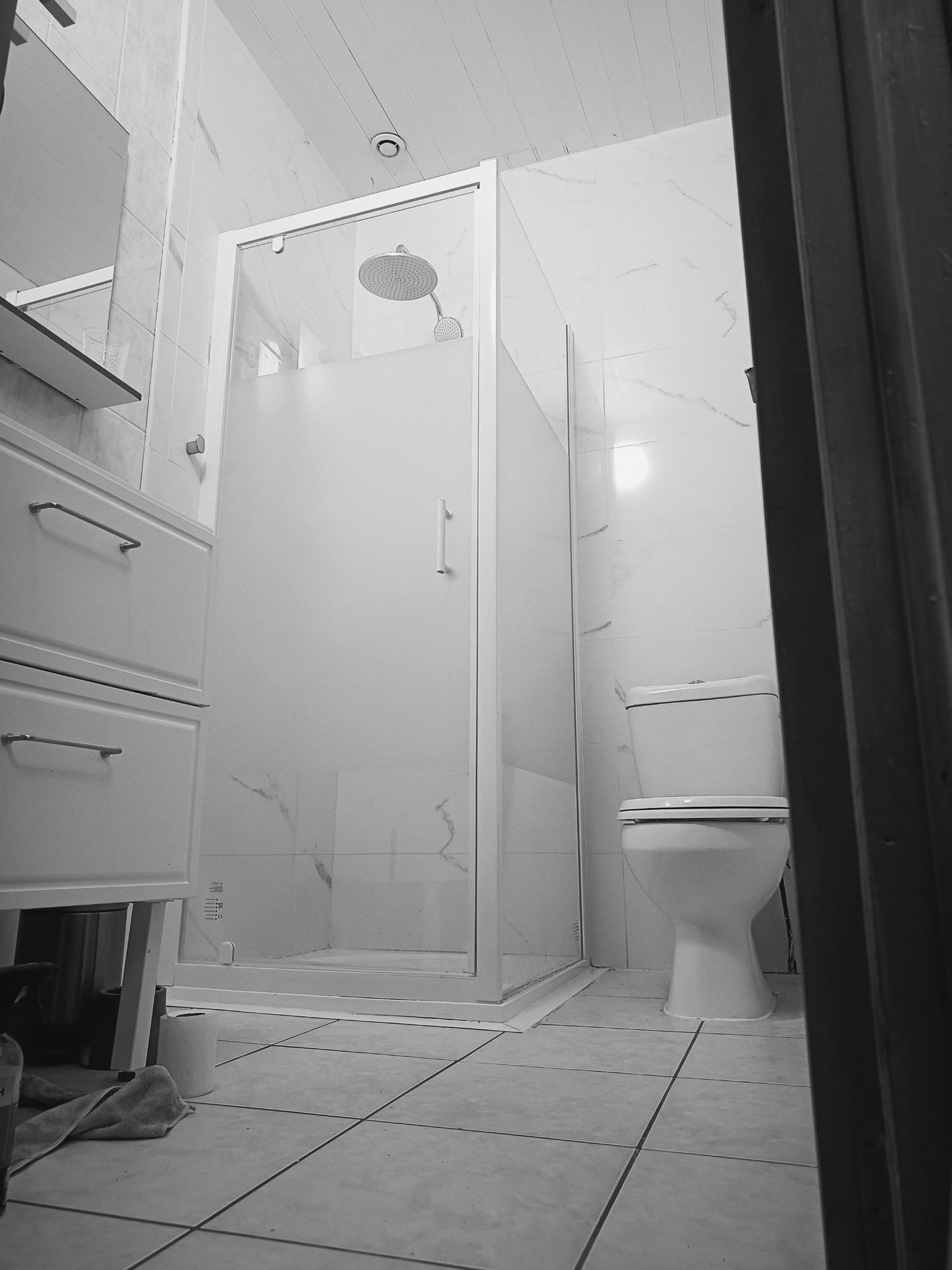 Douche, sèche-cheveux, serviettes fournies, savon