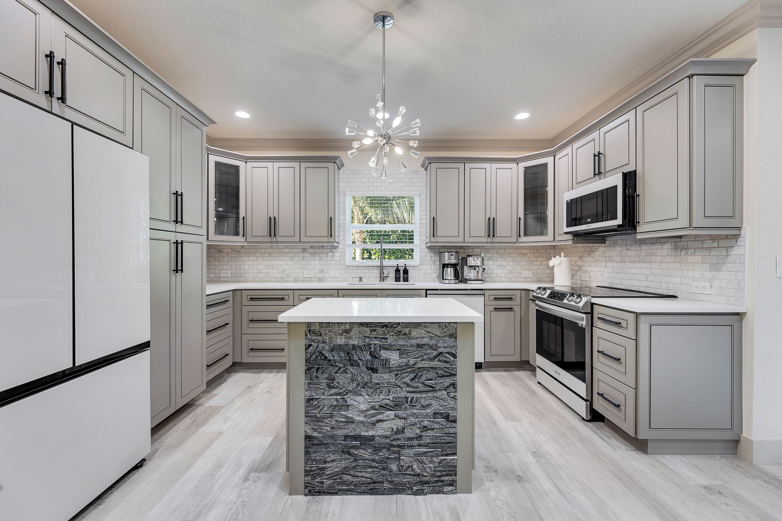 Microones, forn, placa de cuina i rentaplats 