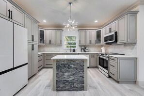 Microondas, horno, placa de cocina y lavavajillas