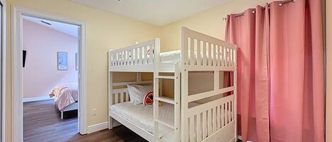 Silitysrauta/-lauta, Wi-Fi, vuodevaatteet