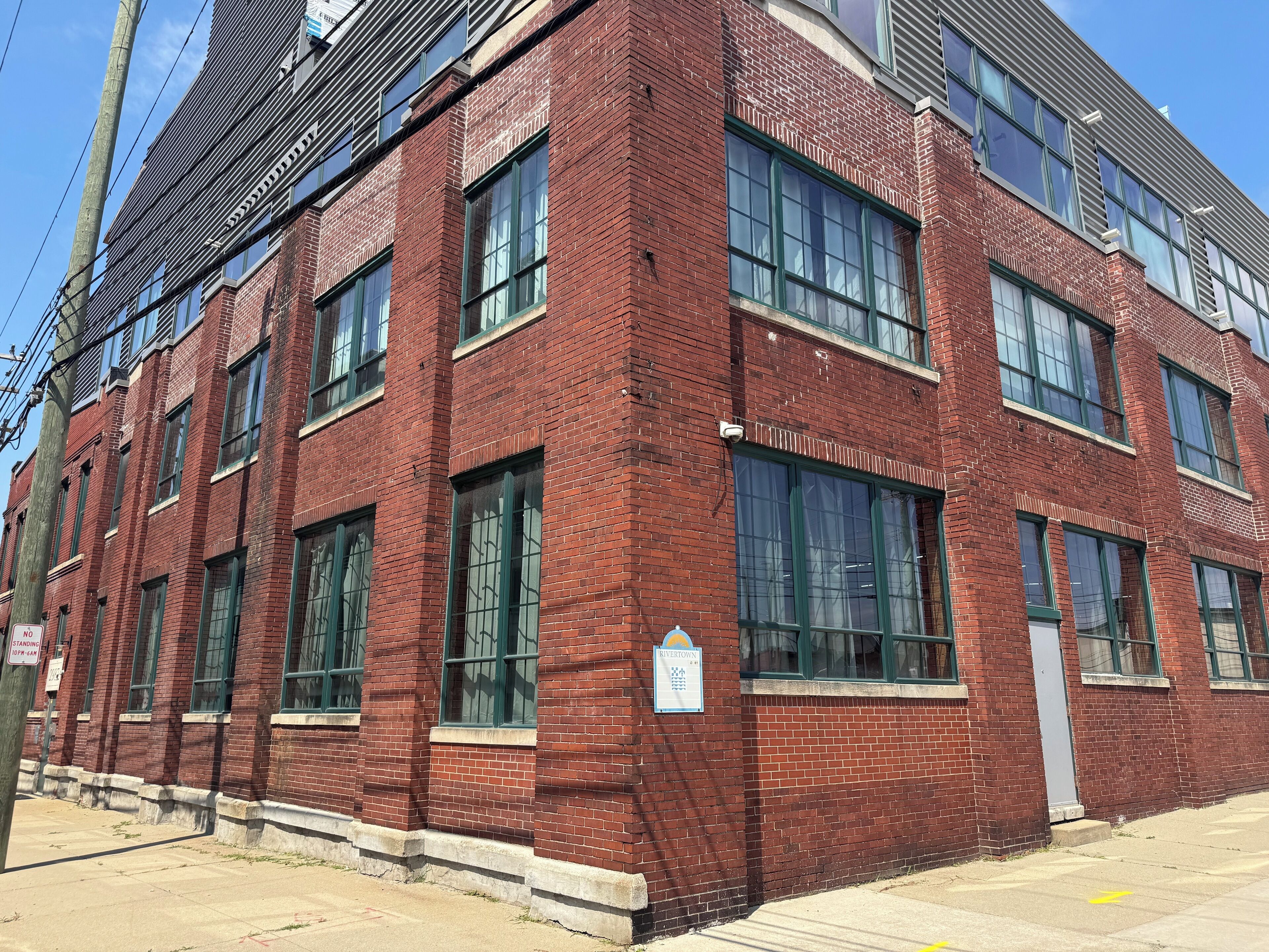 المنشأة من الخارج