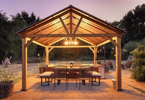 Outdoor dining - Coastal creekside family-friendly retreat: walkable, pool, spa, campfire (Soquel)