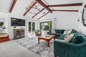 تلفزيون ذكي، مدفأة، كُتُب