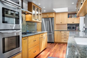 Fridge, microwave, oven, stovetop - Coastal creekside family-friendly retreat: walkable, pool, spa, campfire (Soquel)