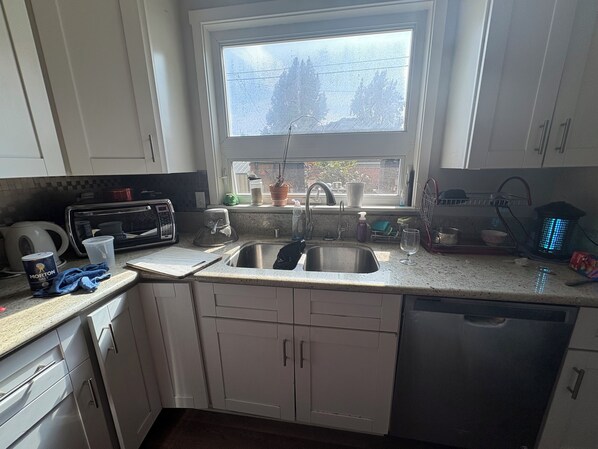 Microondas, horno, parrilla de estufa y lavavajillas