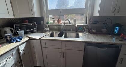 Charming bed & breakfast in a quiet neghborhood. close to major feeways