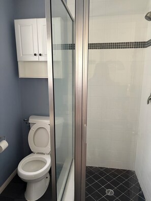 提供毛巾、番梘、廁紙