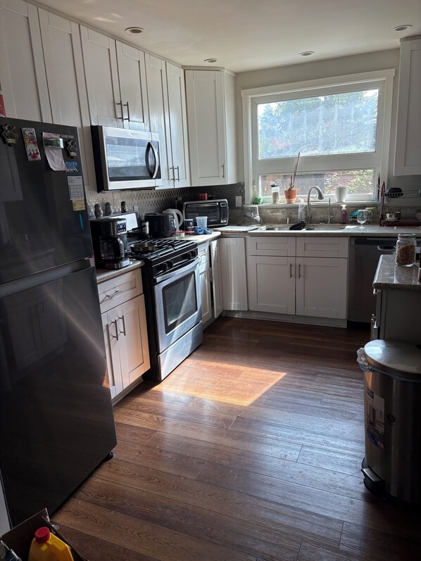 Microondas, horno, parrilla de estufa y lavavajillas 