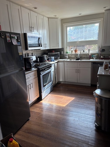 Charming bed & breakfast in a quiet neghborhood. close to major feeways