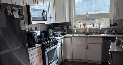 Charming bed & breakfast in a quiet neghborhood. close to major feeways