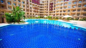 Kolam renang indoor