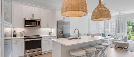 Refrigerador, microondas, horno y parrilla de estufa