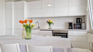 Fridge, oven, stovetop, coffee/tea maker