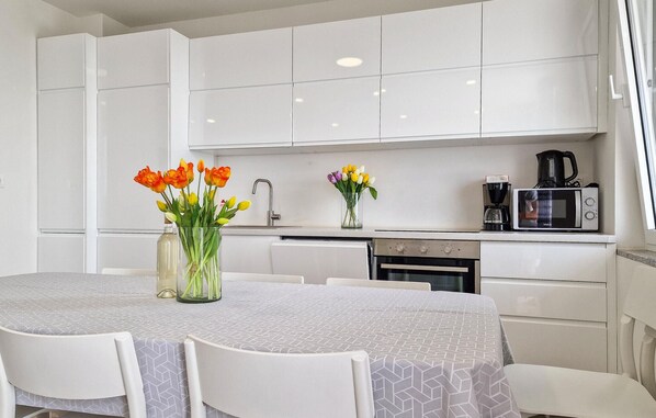 Fridge, oven, stovetop, coffee/tea maker